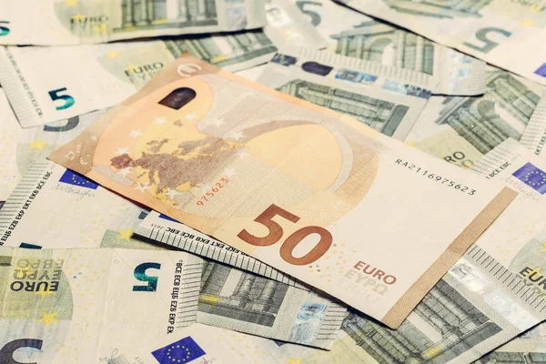 50 euros superan los 5 euros, los billetes europeos están forrados en textura . — Foto de Stock