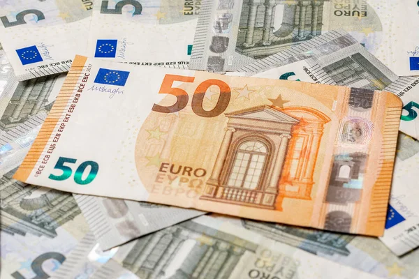 5 유로 보다 50 유로 더 나가는 유럽의 지폐들 이 질감으로 라인을 이루고 있습니다. — 스톡 사진