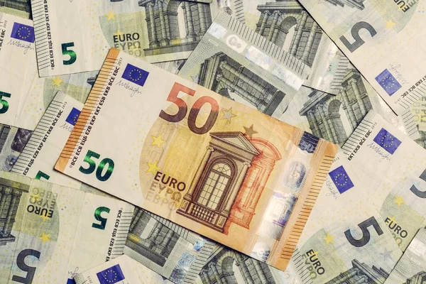 유럽 통화의 특이 한 질감은 5 유로를 넘었습니다.. — 스톡 사진
