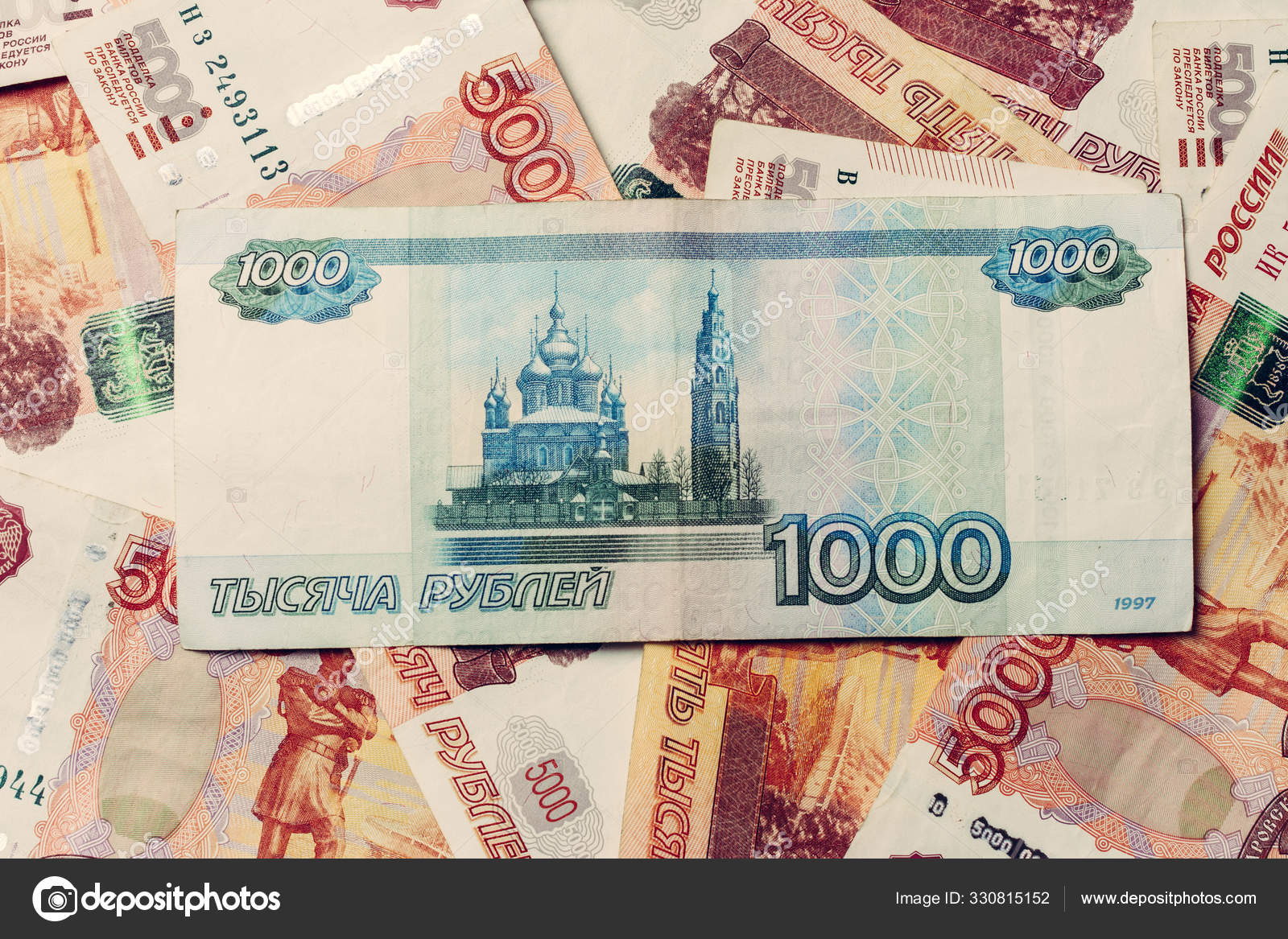 2500 манатов в российских рублях