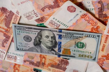 Rus 5000 rublesinin arka planında 100 dolar..