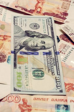 Rus 5000 rublesinin arka planında 100 dolar..