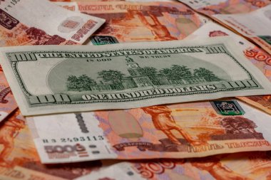 100 dolarlık banknot, bağımsızlık salonunun resmedildiği tarafta, 5000 Rus rublesinin üzerinde duruyor..