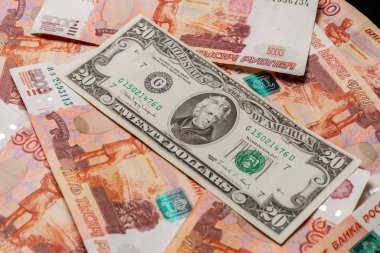 5000 ruble ve 20 dolar değerinde kağıt banknotların dokusu