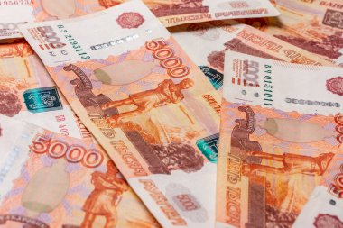 Rus banknotlarının kağıt dokusu 5000 ruble değerinde..