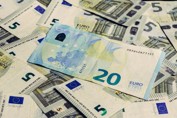 Европейские деньги в текстурах, номиналы 20 и 5 евро . — стоковое фото