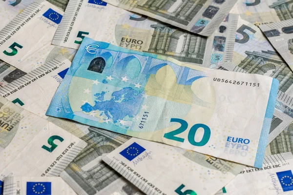 유럽 화폐는 텍스처로 20 유로와 5 유로의 액면에 있습니다.. — 스톡 사진