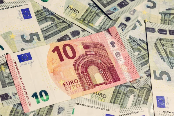 Банкноты евро, текстура от 5 и 10 евро, десять евро перевешивают пять евро . — стоковое фото