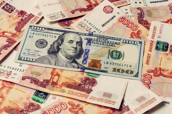 Rus 5000 rublesinin arka planında 100 dolar.. — Stok fotoğraf