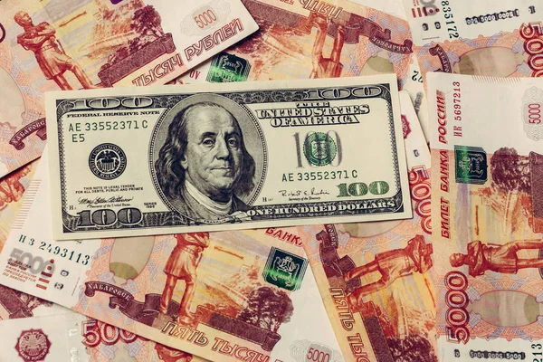 Американские сто долларов на фоне русских 5000 рублей . — стоковое фото