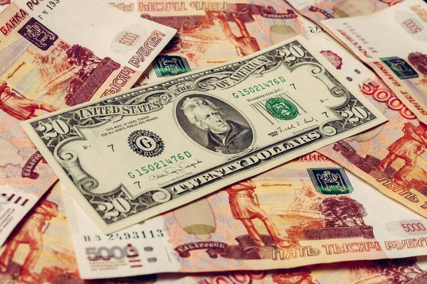 Текстура бумажных банкнот номиналом 5000 рублей и 20 долларов — стоковое фото