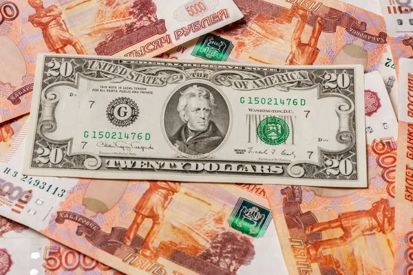 5000 ruble ve 20 dolar değerinde kağıt banknotların dokusu — Stok fotoğraf