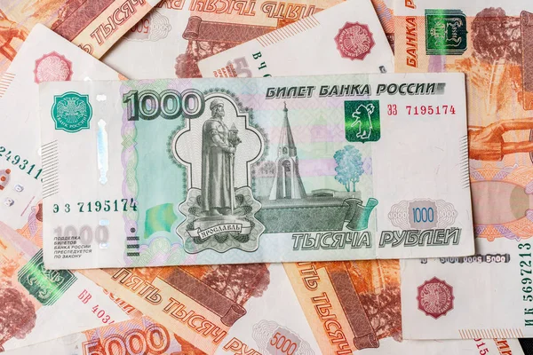 Textur der Banknoten in Stückelungen von 5000 und 1000 russischen Rubel. — Stockfoto