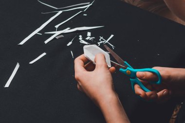 Beyaz gazeteci çocuk beyaz bir kare kesiyor..