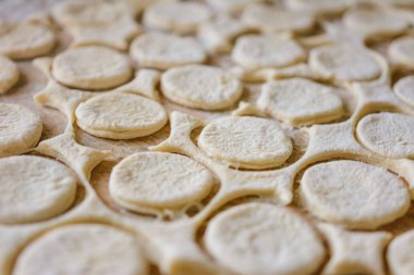 Hamur tatlısı için daireler kes, hamurdan doku al..