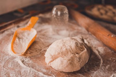 Evde mantı, hamur ve un pişirirken ahşap bir tahtanın üzerinde hamur tatlısı..