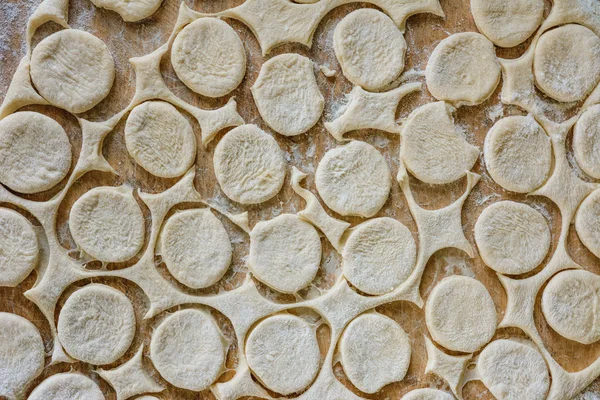 Klipp cirklar för dumplings, textur från degen. — Stockfoto