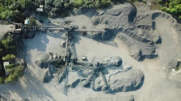 クレーンやトラックと石の採石場 バゾルトウェ2020のウクライナの村の採石場での玄武岩処理 — ストック動画