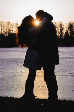 Gün batımında sevgili siluetleri.