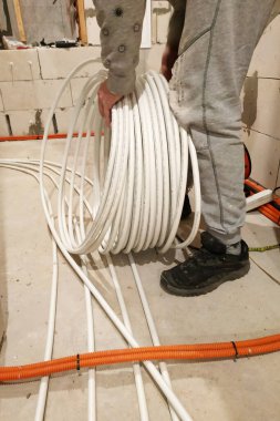 Tüpleri ısıtmak için zemine yerleştirmek ve tüpleri toplayıcıya getirmek..