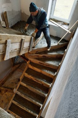 İşçi merdivenleri elle ikinci kata döker..