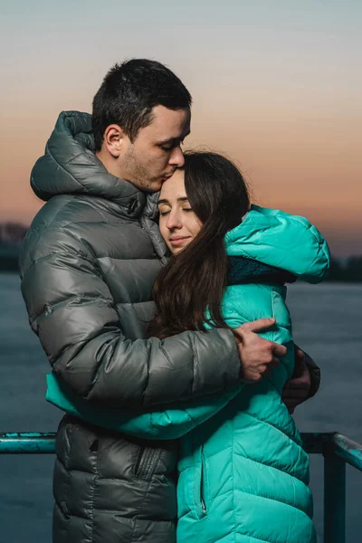 Gelukkig mooi koppel wandelen in winterpark. — Stockfoto