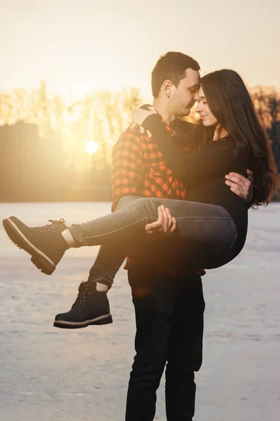 O tipo e a rapariga no parque estão no gelo do lago no dia dos namorados. . — Fotografia de Stock