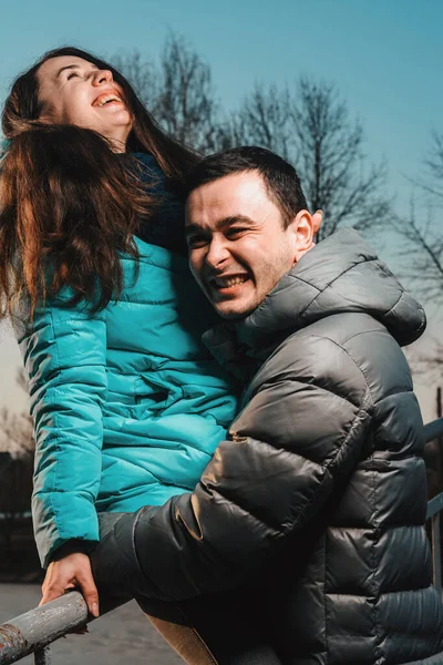 Joven hermosa pareja amorosa caminando en el parque de la ciudad cerca del lago en el día de San Valentín . —  Fotos de Stock