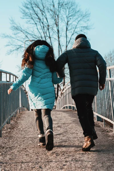 Jovem belo casal amoroso andando no parque da cidade perto do lago no dia dos namorados . — Fotografia de Stock