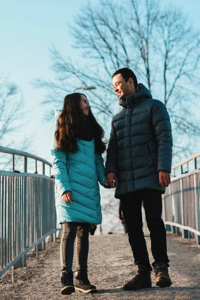 Jovem belo casal amoroso andando no parque da cidade perto do lago no dia dos namorados . — Fotografia de Stock