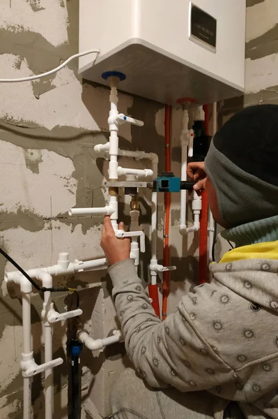 Worker is working on installing pipes for floor heating. — 스톡 사진