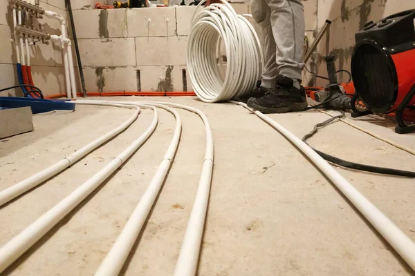 Instalación de tubos en el suelo para calentarlo, llevando los tubos al colector . — Foto de Stock