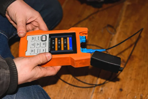 Instalación de cable de Internet, soldadura de alambre roto en casa . — Foto de Stock