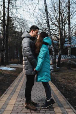 Kış parkındaki mutlu genç çift Sevgililer Günü 'nde eğleniyor..