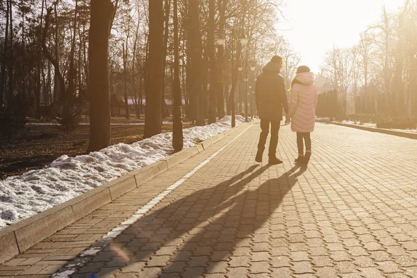 Любящая пара прогуливается по аллее парка в День Святого Валентина . — стоковое фото