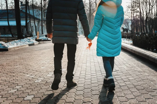 Kochająca para spacerująca alejką parku w Walentynki. — Zdjęcie stockowe