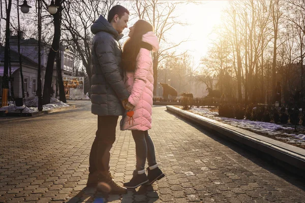 Liefdevol stel dat op Valentijnsdag door het steegje loopt. — Stockfoto