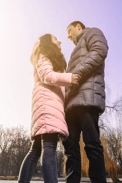 Счастливая молодая пара в зимнем парке веселится в День Святого Валентина . — стоковое фото