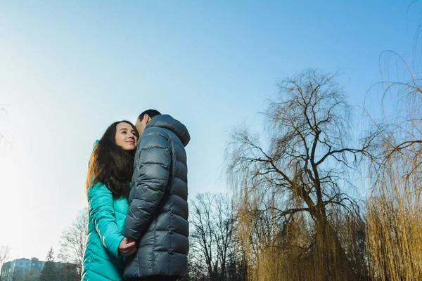 Šťastný mladý pár v zimním parku baví na Valentýna. — Stock fotografie