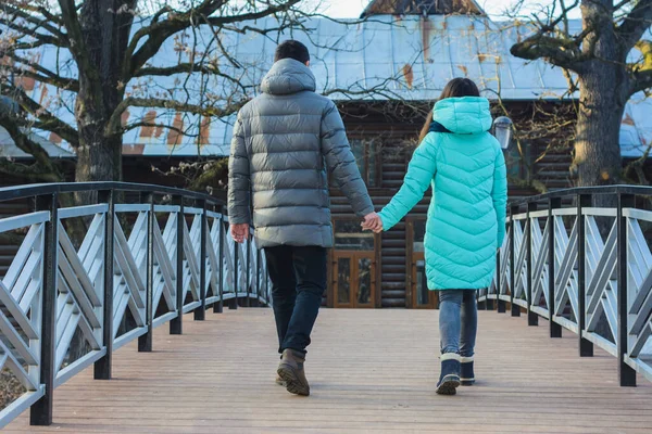 Šťastný mladý pár v zimním parku baví na Valentýna. — Stock fotografie