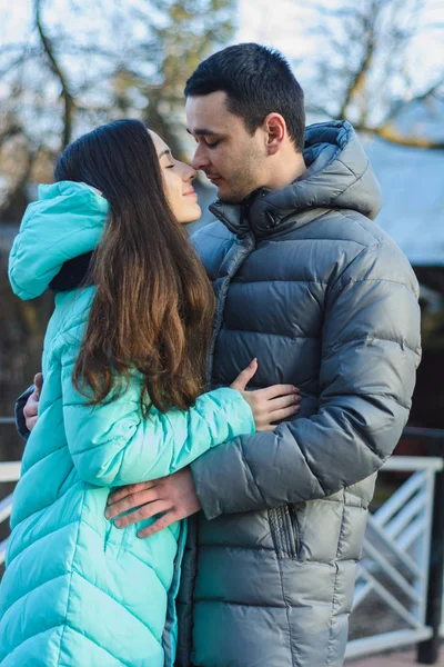 Gelukkig jong stel in winterpark veel plezier op Valentijnsdag. — Stockfoto