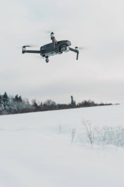 Gökyüzüne insansız hava aracı, mavi gökyüzü arka planında kuadkopter.