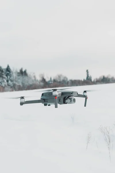 Running drone in de lucht, quadcopter op blauwe lucht achtergrond. — Stockfoto