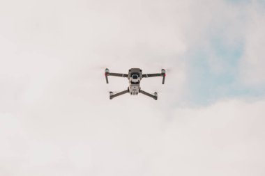 Dahili kamerası olan bir kuadkopter gökyüzüne doğru uçar ve fotoğrafın video görüntülerini yakalar..