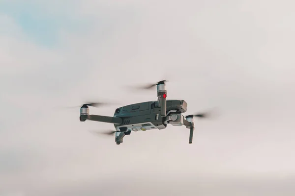 Drone in esecuzione nel cielo, quadricottero su sfondo cielo blu . — Foto Stock