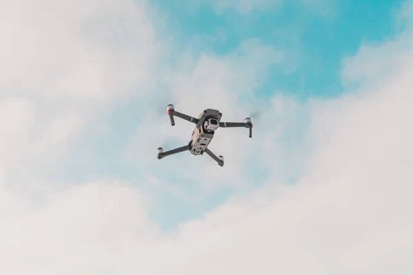 En quadcopter med inbyggd kamera flyger upp i skyn, fångar videofilmer av fotot. — Stockfoto