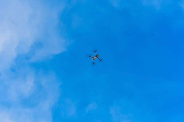 Беспилотник летит зимой над лесом и снимает пейзажные видео
.