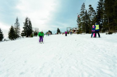 Karpatlar'da kayak yapılan genç adam pek becerikli değil..