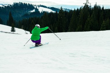 Karpatlar'da kayak yapılan genç adam pek becerikli değil..