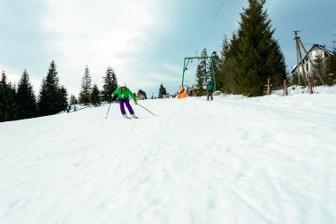 Karpatlar'da kayak yapılan genç adam pek becerikli değil..